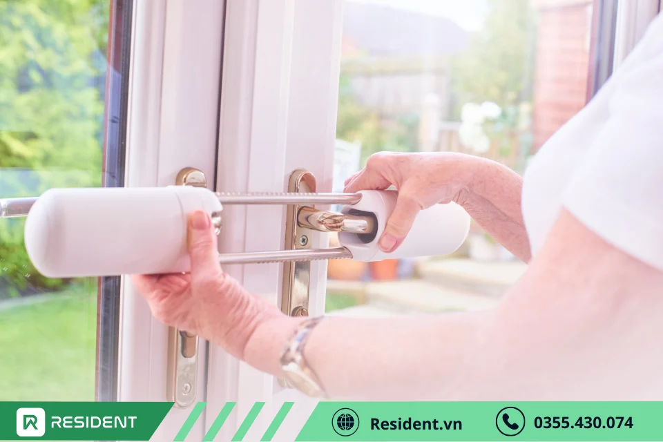 Khóa cửa ngay cả khi ở nhà để chống trộm phòng trọ