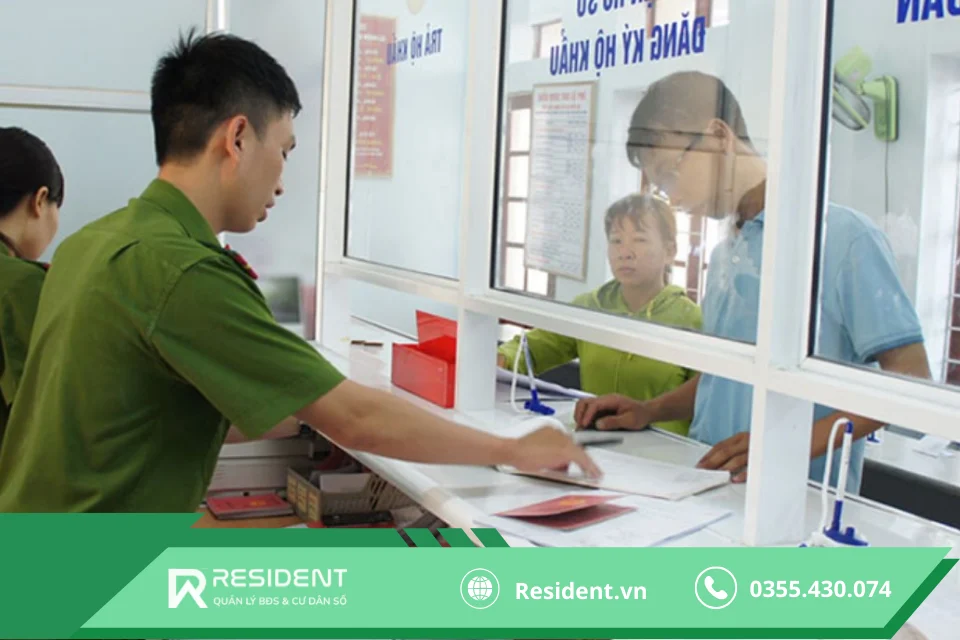 Nộp hồ sơ đăng ký tại cơ quan Công an tại phường, xã, hoặc thị trấn