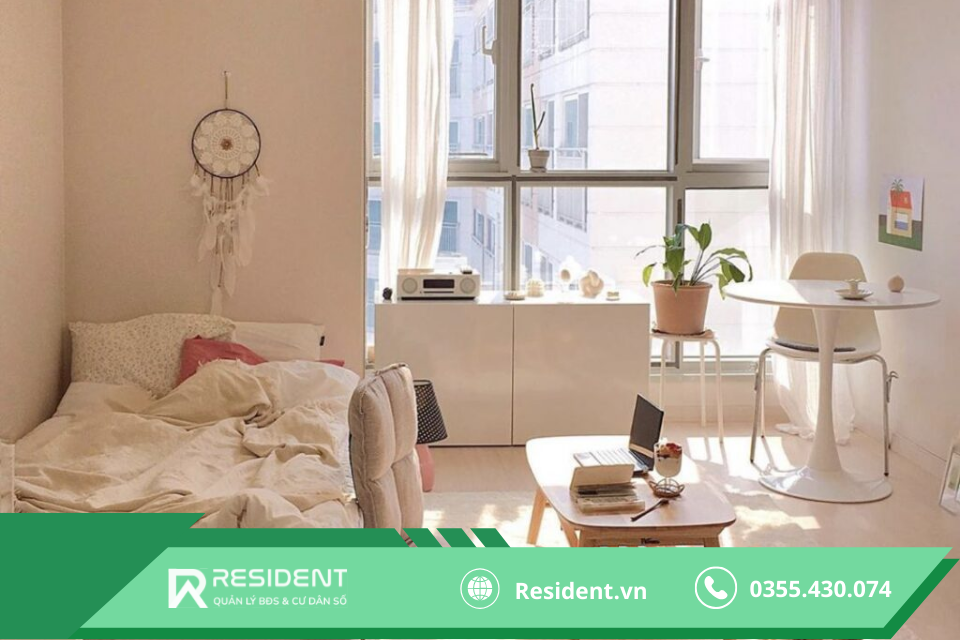 Lựa chọn vật dụng và nội thất có kích thước nhỏ giúp phòng trọ trở nên gọn gàng và tạo ra một không gian rộng rãi và thoáng mát hơn.