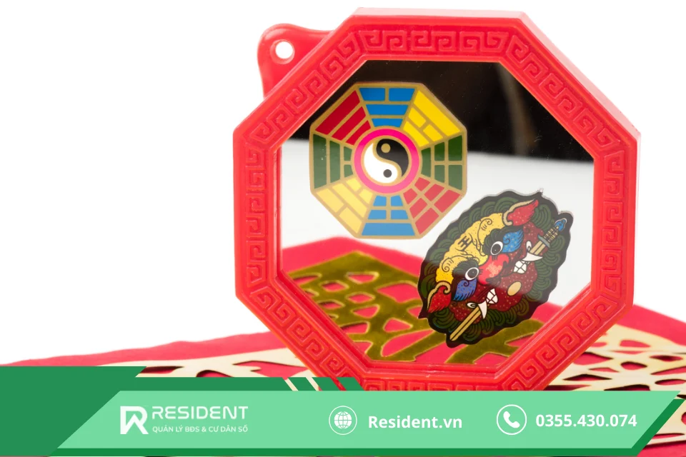 Phòng trọ không nên thuê khi có nhiều bùa chú hay treo gương bát quái