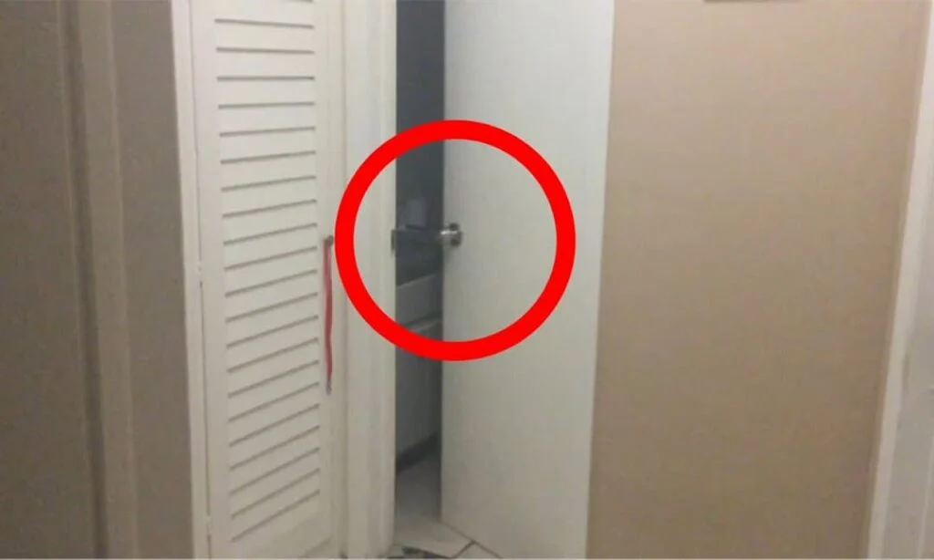 Cửa tự động đóng mở cũng là một trong những dấu hiệu nhận biết nhà trọ có ma