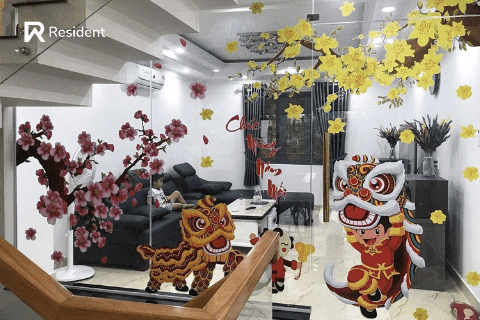 Dán các hình ảnh biểu trưng ngày tết trên cửa kính giúp không gian nhà trở nên vui tươi hơn