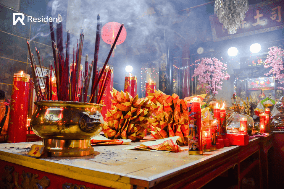 Trang trí bàn thờ gia tiên ngày Tết