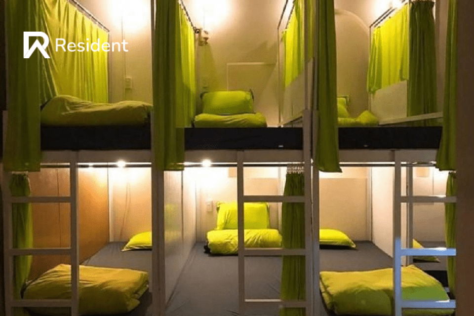Dorm bán truyền thống khá giống dorm truyên thống nhưng giữa các giường có thêm rèm che