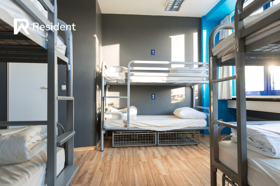 Phòng dorm là một dạng phòng ngủ tập thể, tương tự như kiểu ký túc xá