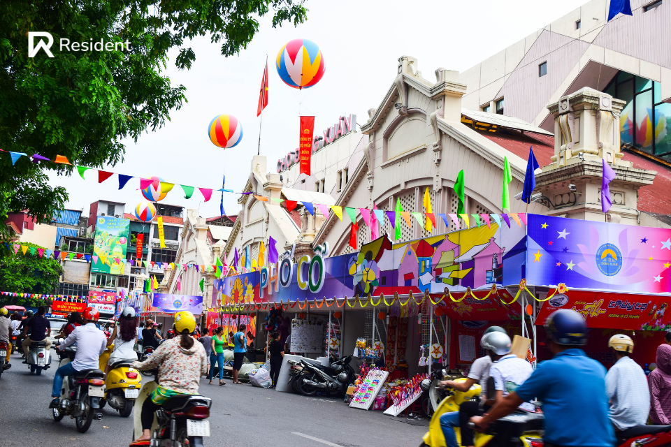 Chợ Đồng Xuân là một trong những chợ lớ ở Hà Nội bán đồ trang trí tết