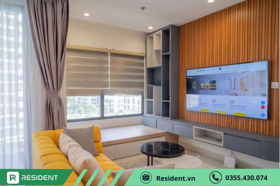Phòng khách chung cư Vinhome hiện đại sử dụng nội thất màu vàng tạo điểm nhấn